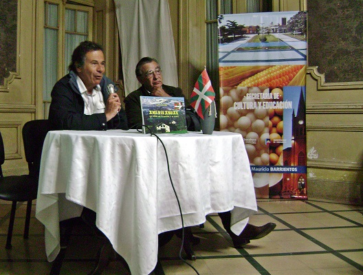 Kepa Etchandy y Roberto Landaburu en la Casa de Cultura de Chacabuco (foto Peña Amigo de los Vascos)